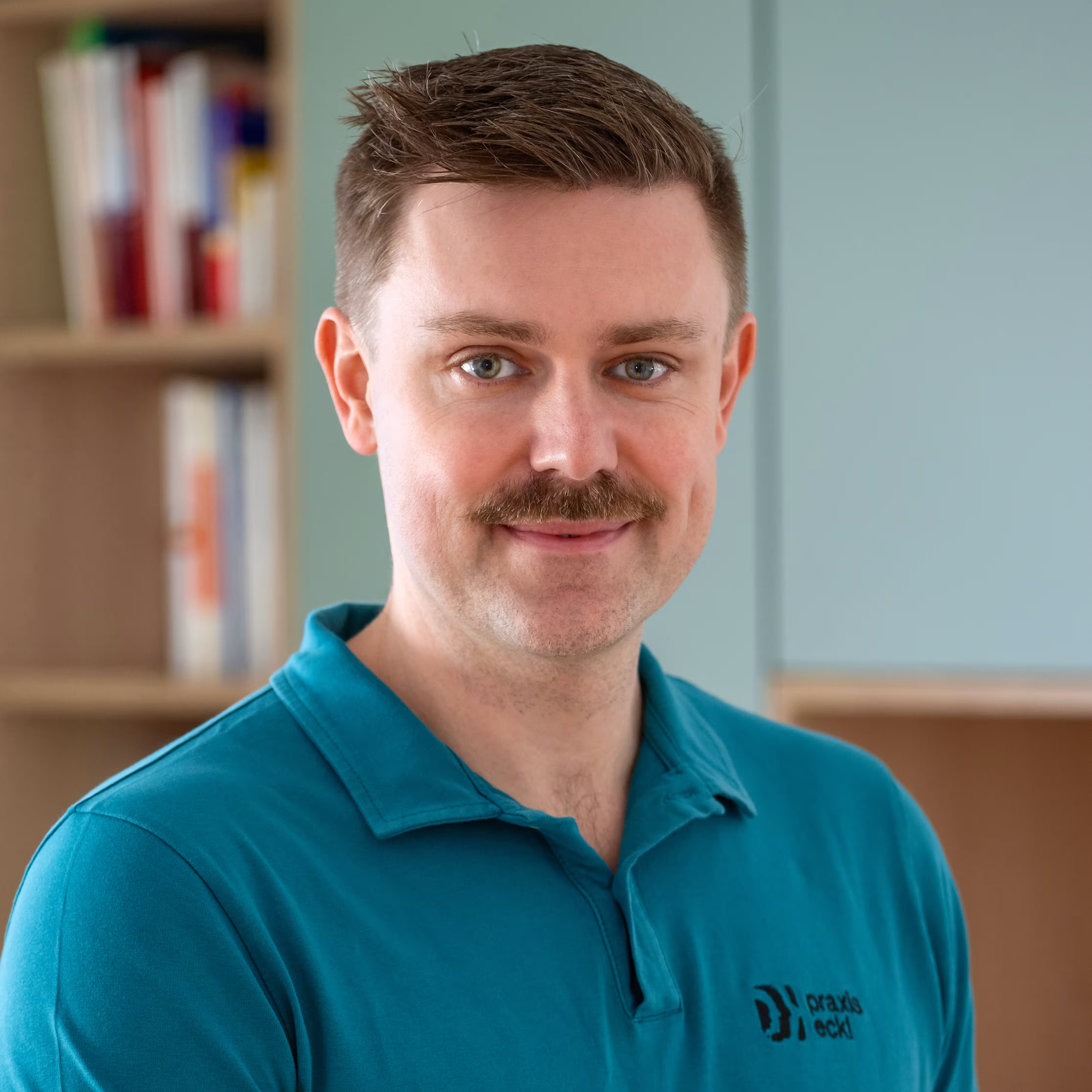 Portrait von Erik Eckl, der Facharzt für Allgemeinmedizin ist.