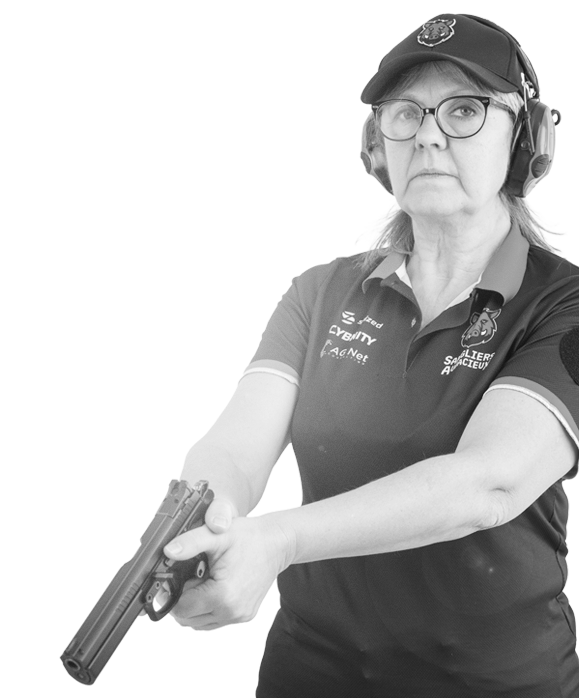Laurence, présidente des SAX, et  tireuse sportive de la discipline TAR (Tir  à l'Arme Règlementaire)