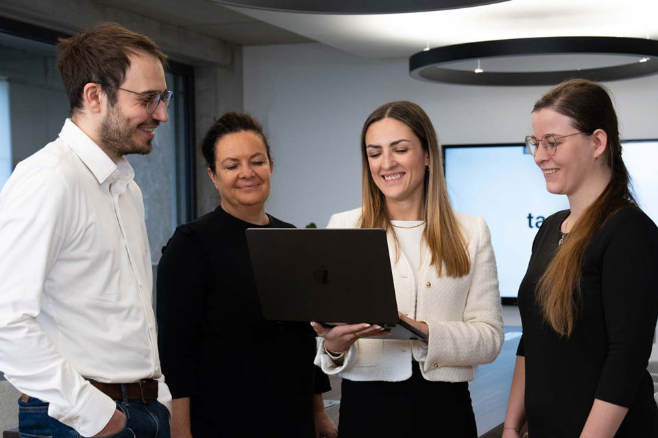 Teammeeting zu Digitalisierung und Karrieremöglichkeiten in der modernen Steuerberatung. 