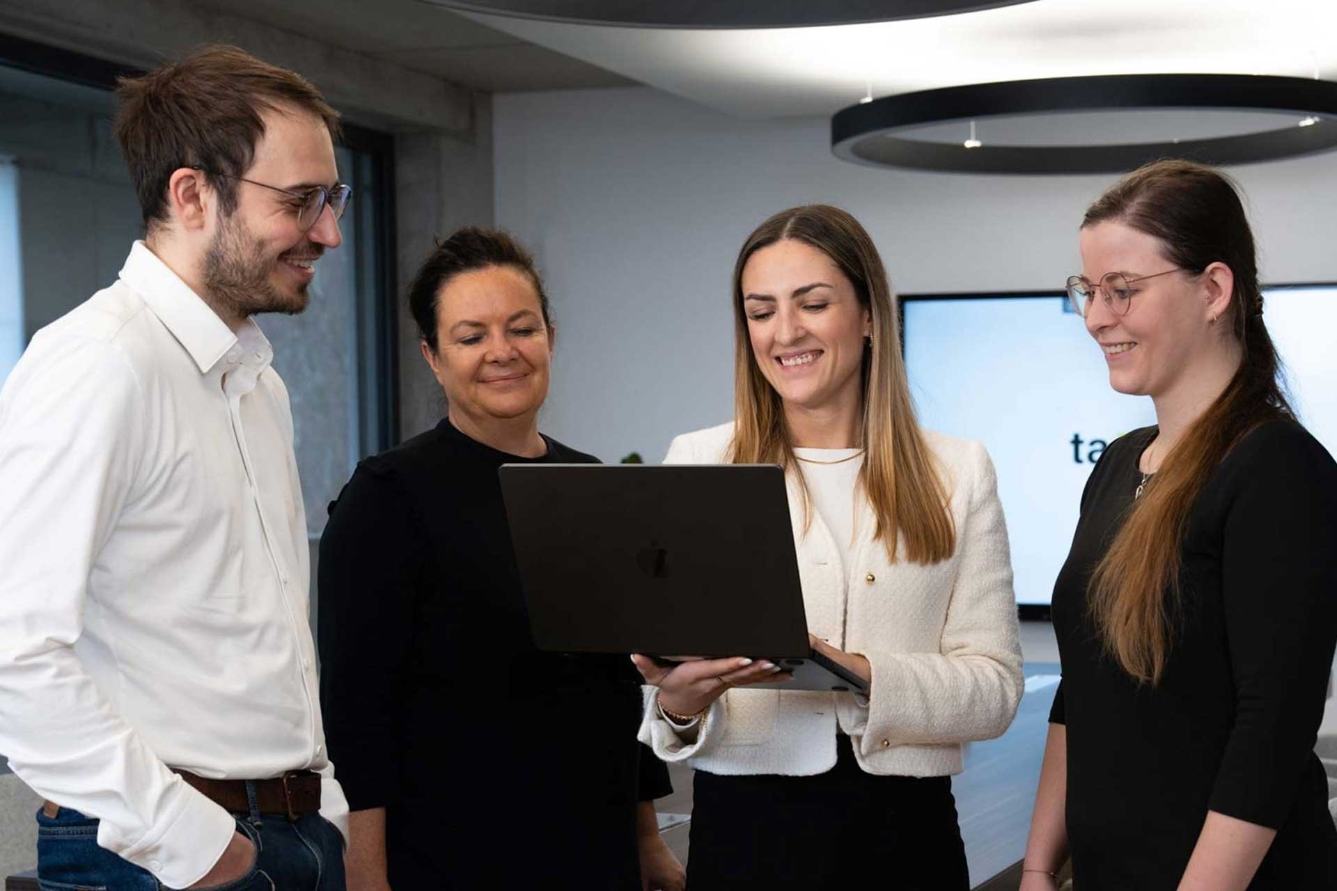Teammeeting zu Digitalisierung und Karrieremöglichkeiten in der modernen Steuerberatung. 
