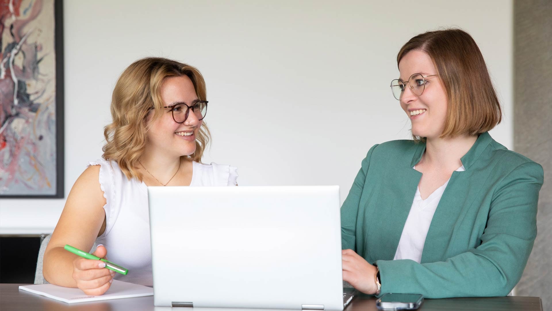 Zwei Kolleginnen im Gespräch über digitale Entwicklungen in der Steuerberatung.