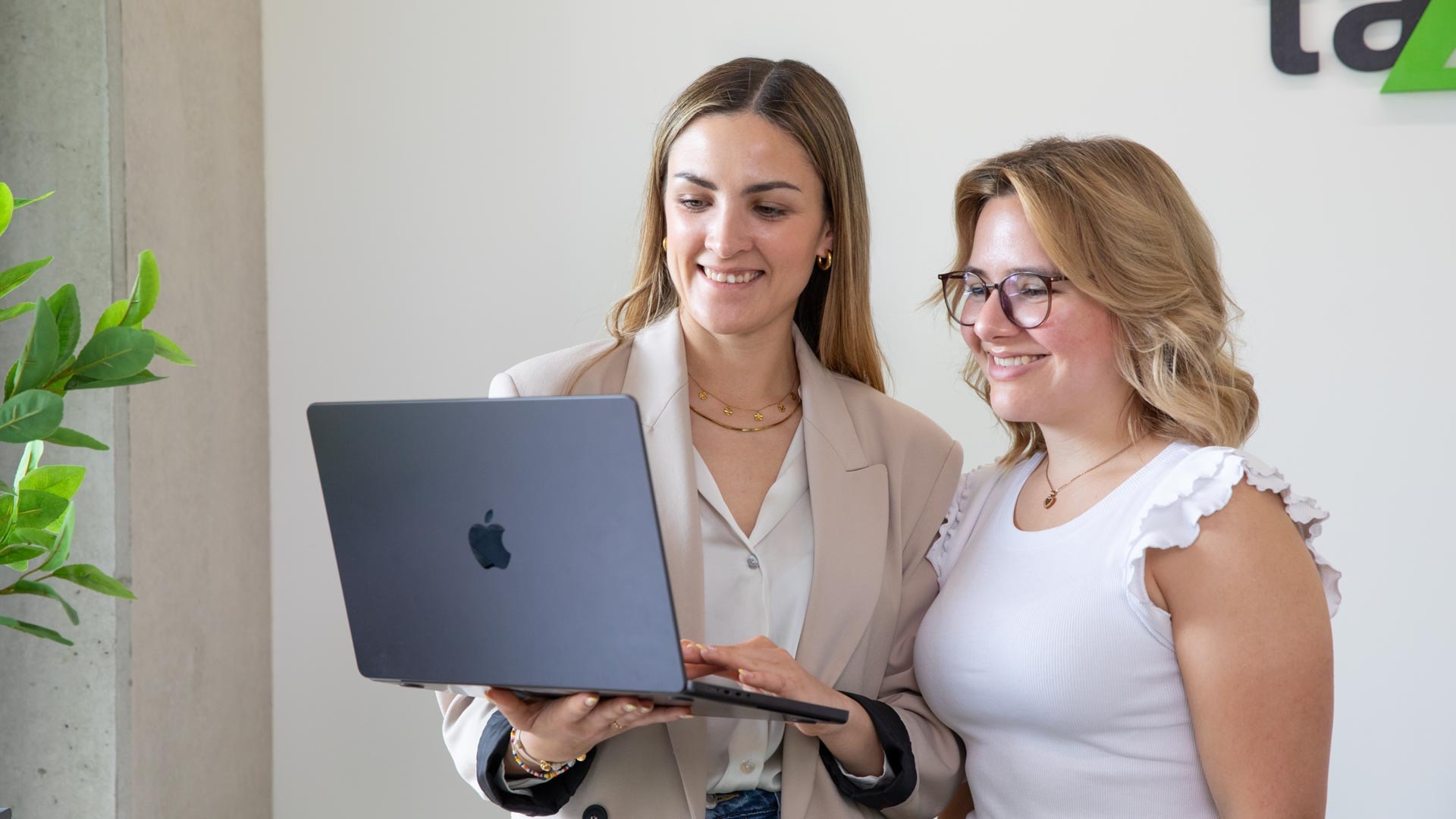 Kolleginnen im Gespräch über digitale Lernmodule für die Steuerberater-Weiterbildung.