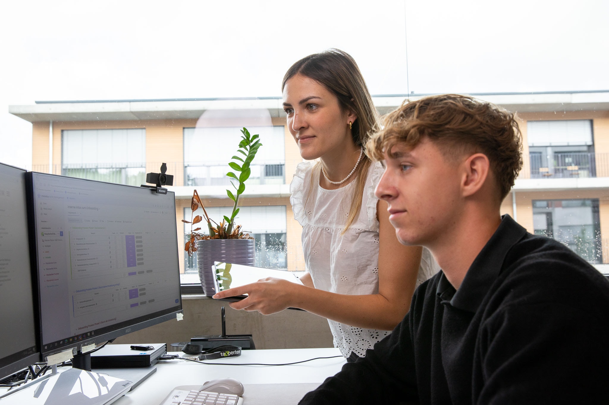 Teamarbeit im Büro zur Planung und Optimierung von steuerfreien Sachzuwendungen 2025.