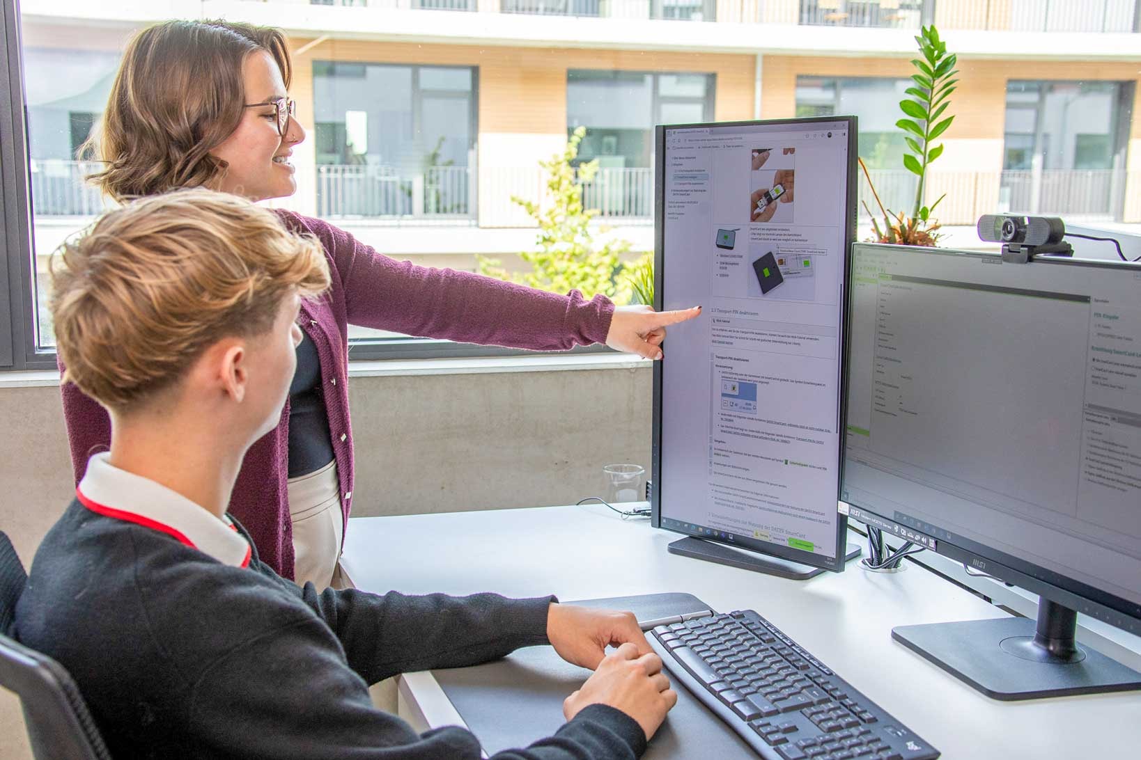 Kollegin erklärt digitale Prozesse.