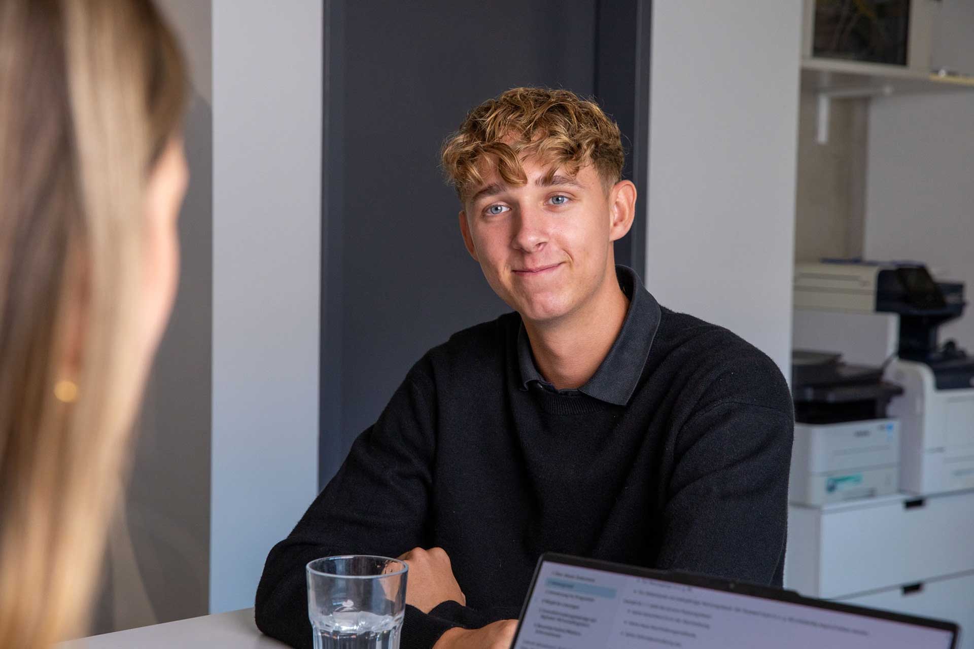 Gespräch im Büro über Karrieremöglichkeiten durch ein duales Studium in der Steuerberatung.