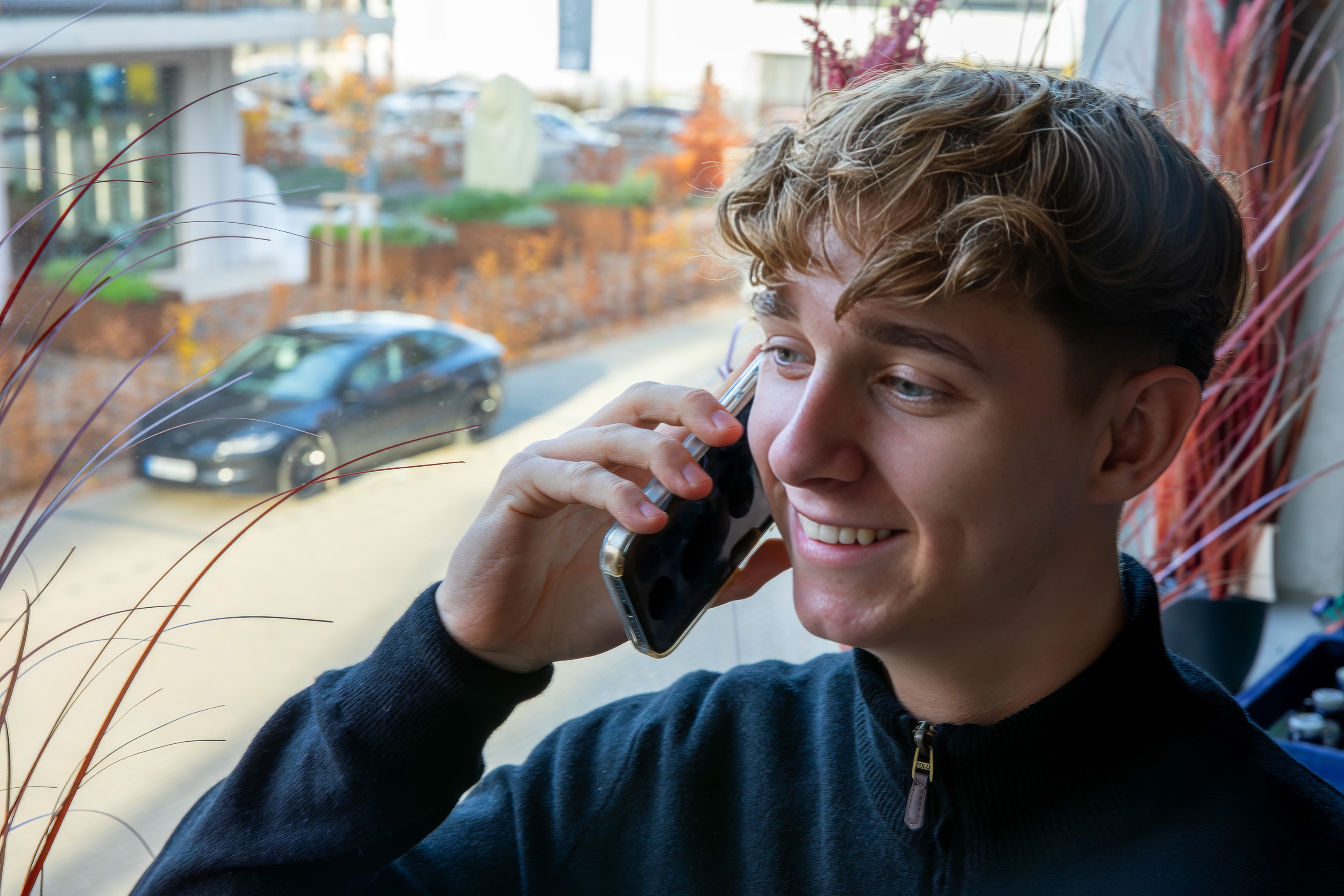 Im Austausch über Vorteile und Pflichten beim Firmenwagen: Mitarbeitende informieren sich telefonisch über steuerliche Auswirkungen, private Nutzung und die finanziellen Vor- und Nachteile eines Dienstwagens.