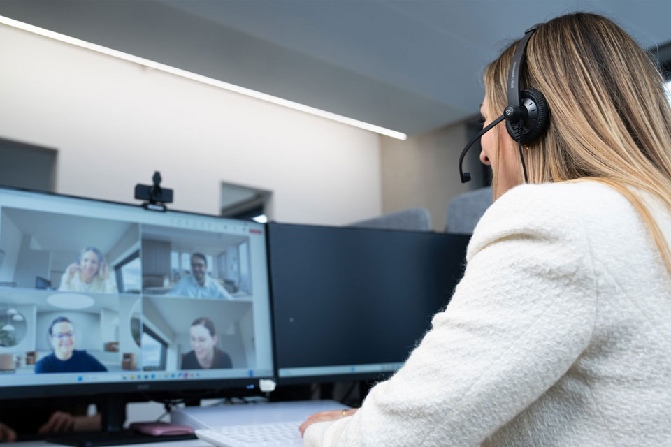 Online-Meeting im Steuerteam, moderne Kanzlei-Arbeitsplätze für flexible Steuerberatung.