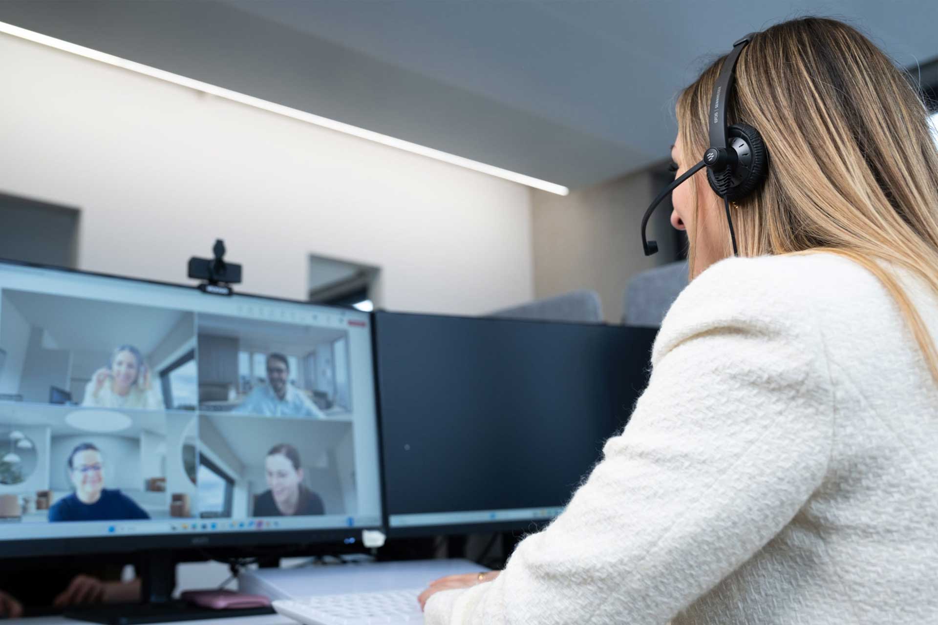 Online-Meeting im Steuerteam, moderne Kanzlei-Arbeitsplätze für flexible Steuerberatung.