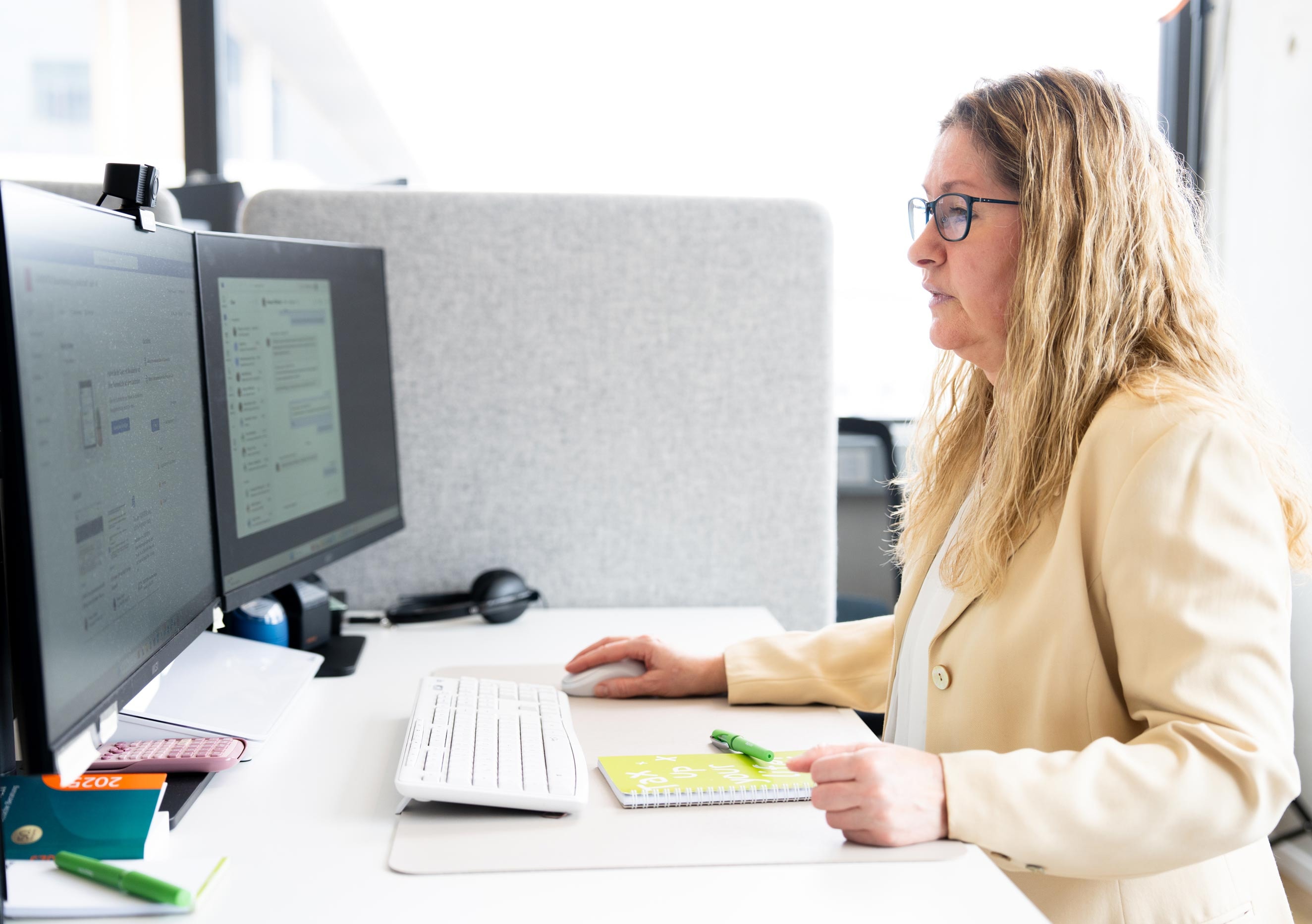 Mitarbeiterin arbeitet mit Cloud-Buchhaltungssoftware am PC – papierlose digitale Buchführung.