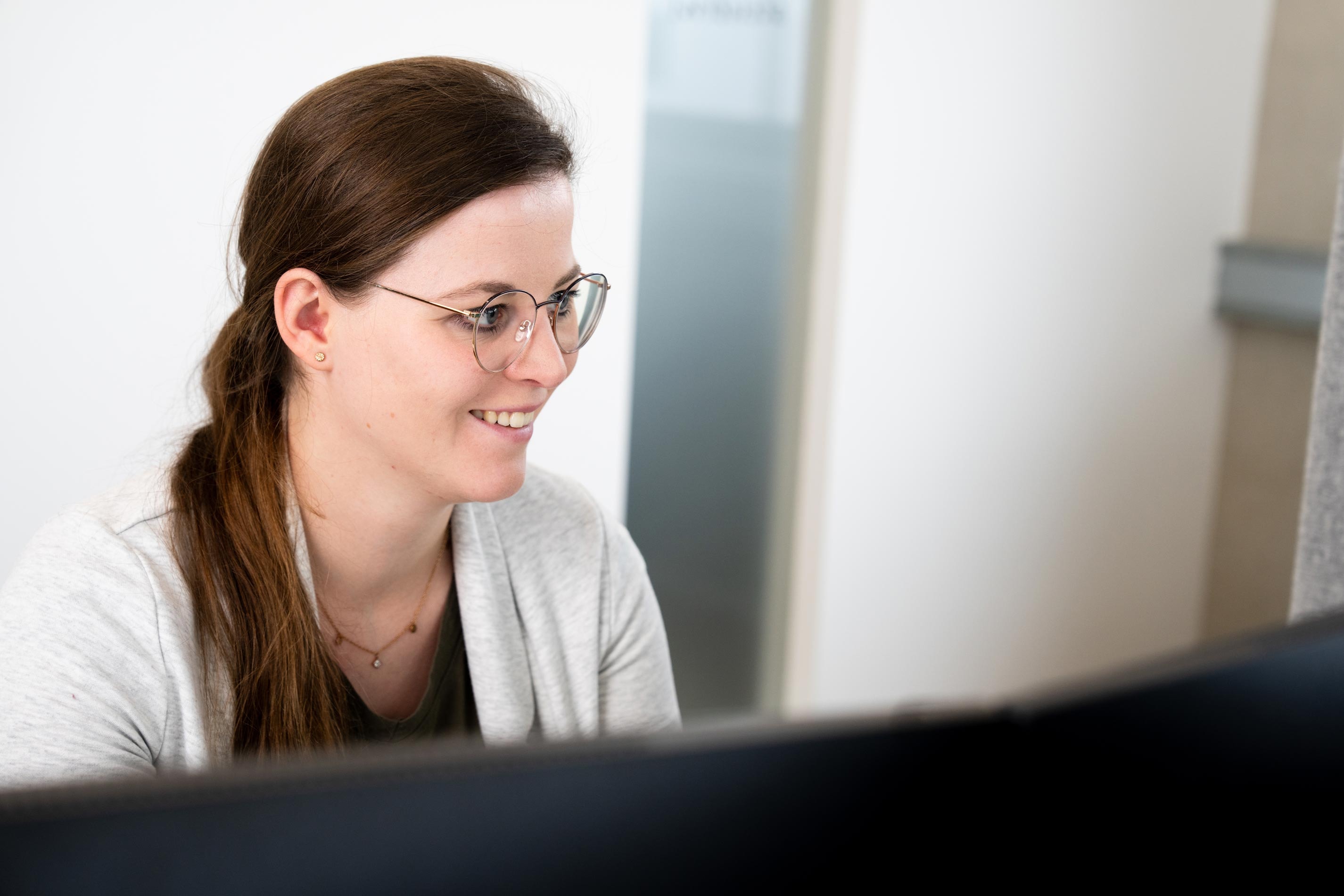 Zukunft der Buchhaltung: Steuerberaterin arbeitet mit moderner Cloud-Accounting-Plattform.