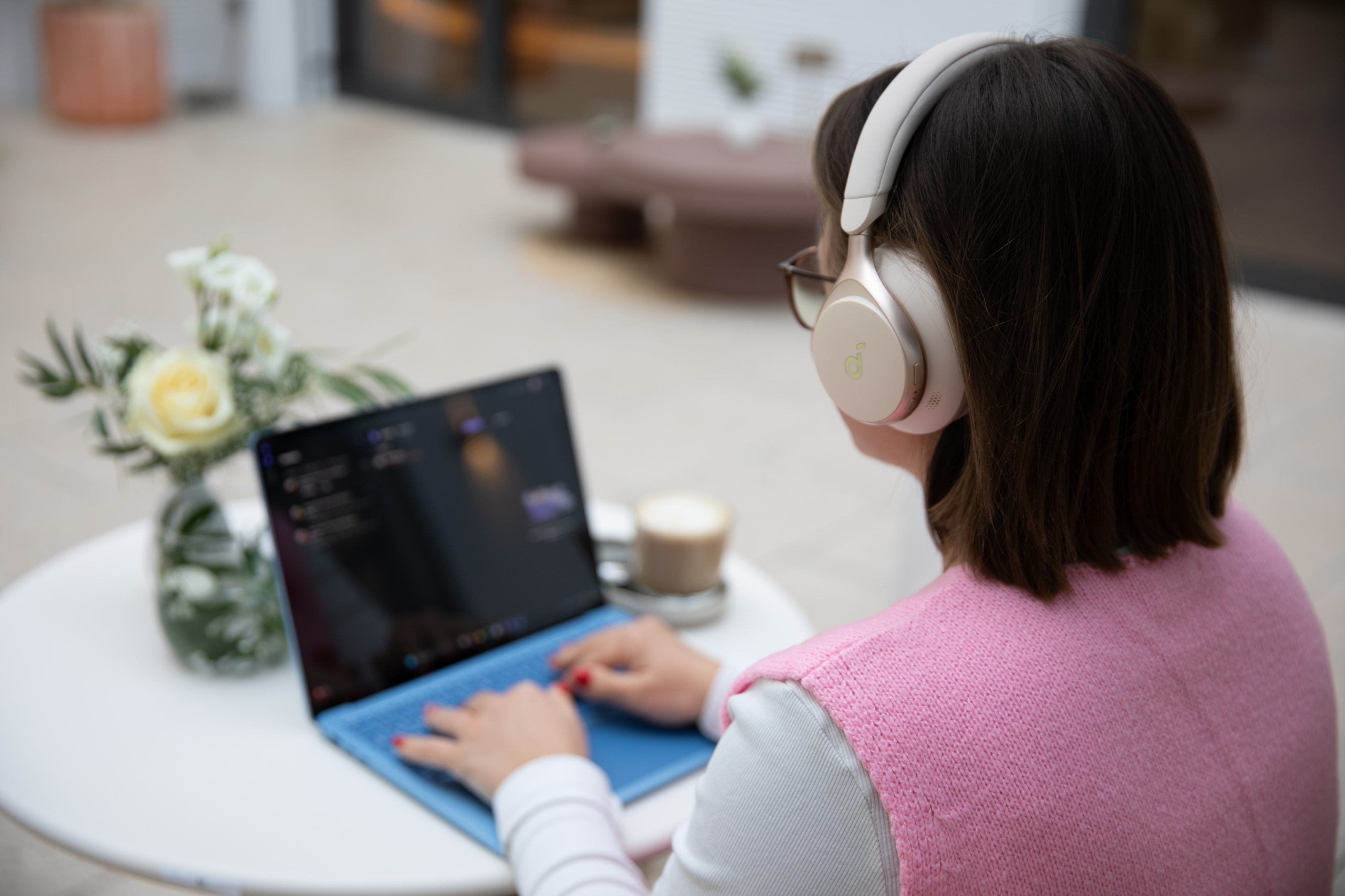 Remote-Work-Szene: Laptop, Kaffee und Kopfhörer – mobiles Arbeiten und digitale Kanzleiprozesse