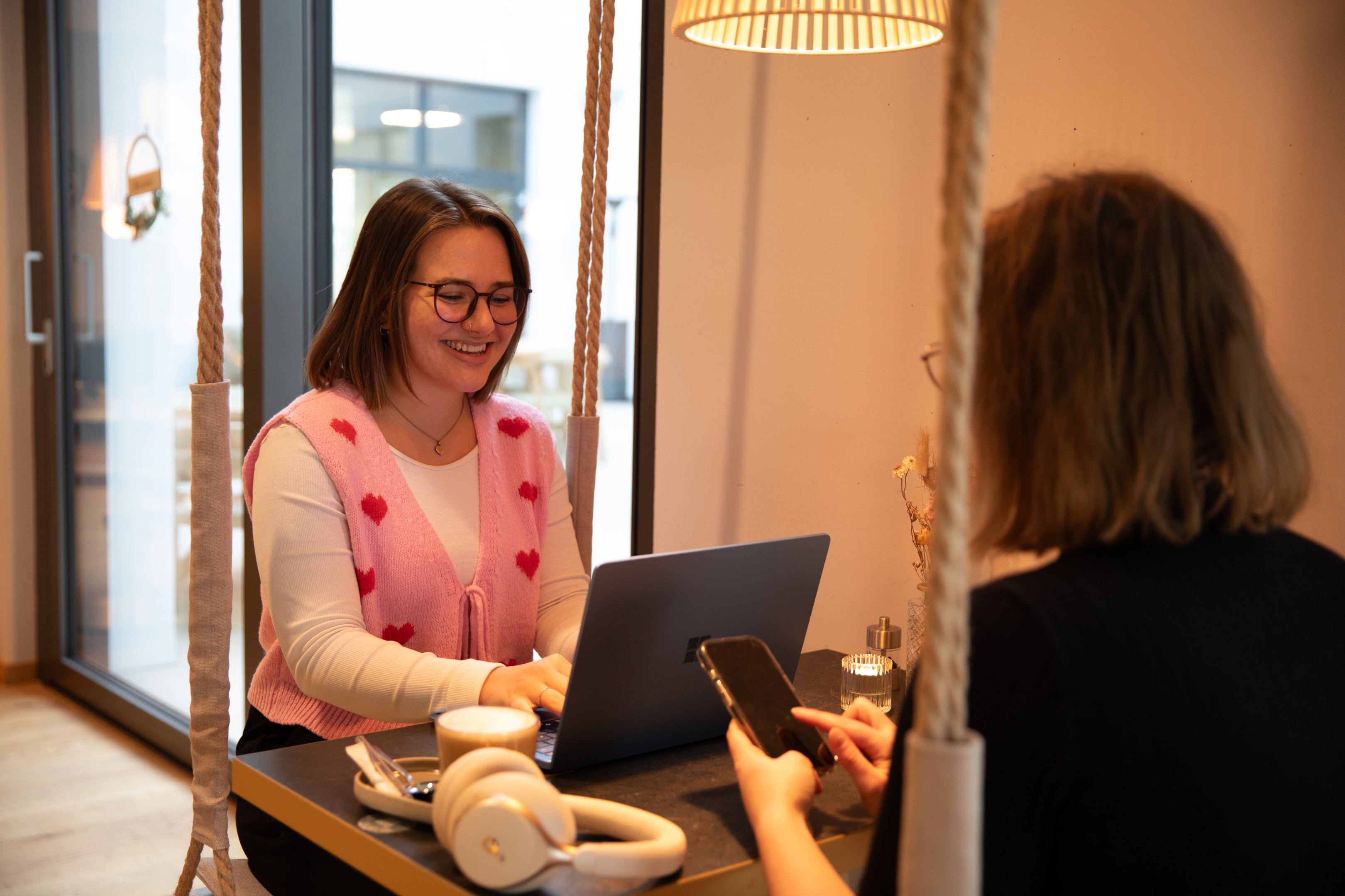 Arbeiten im Café-Setting mit Laptop – flexible Work-Life-Balance und digitale Zusammenarbeit im Team