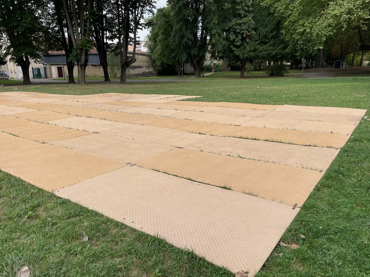 location de plaques pour protection des gazons