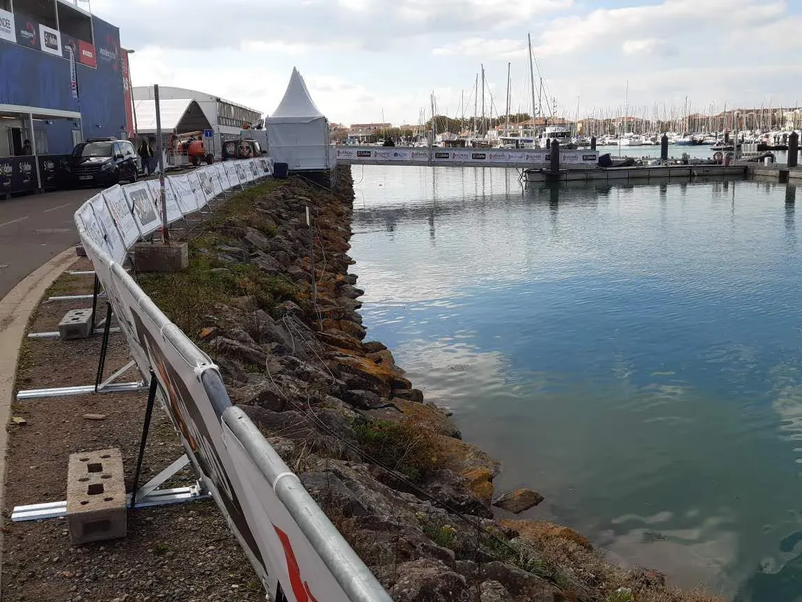 Alignement de barrières inclinées finisher utilisées lors d’un événement sportif pour canaliser le public.