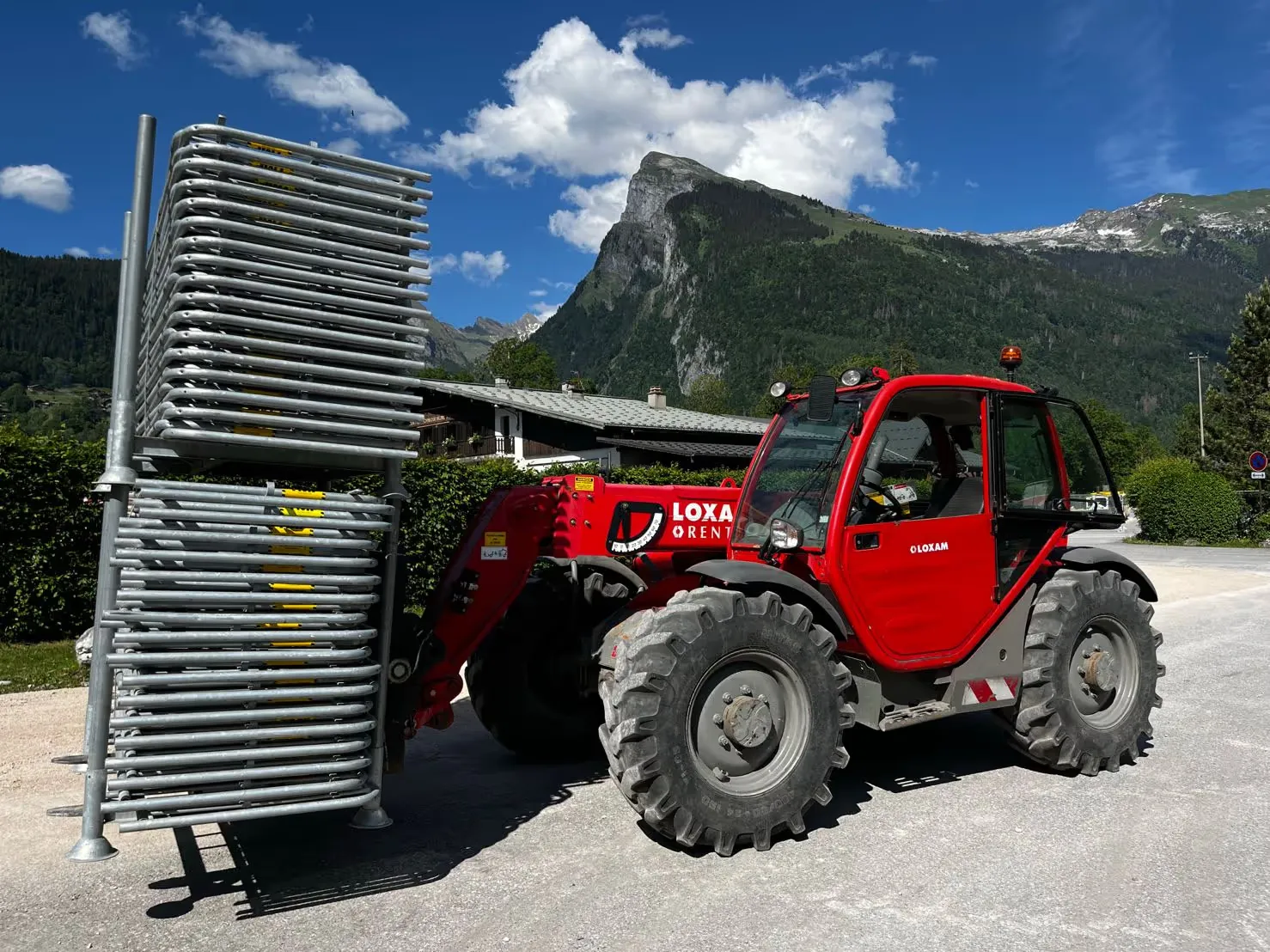 Rack de stockage contenant plusieurs barrières finisher inclinées empilées.