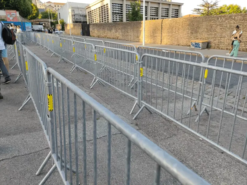 Barrière de sécurité type Vauban en acier, utilisée pour le contrôle et la protection des flux de personnes.