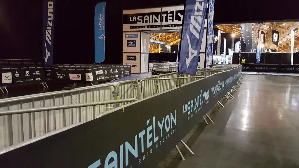 Barrière ganivelle en acier avec structure tubulaire, utilisée pour délimiter des zones et sécuriser les accès.