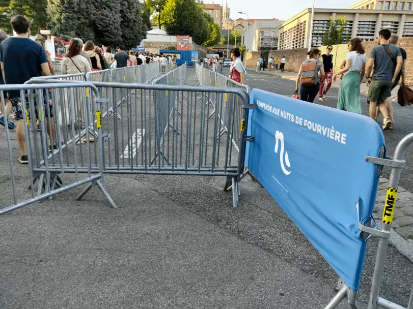 Barrière de police métallique de 2 mètres avec barreaux verticaux pour gestion de foule.