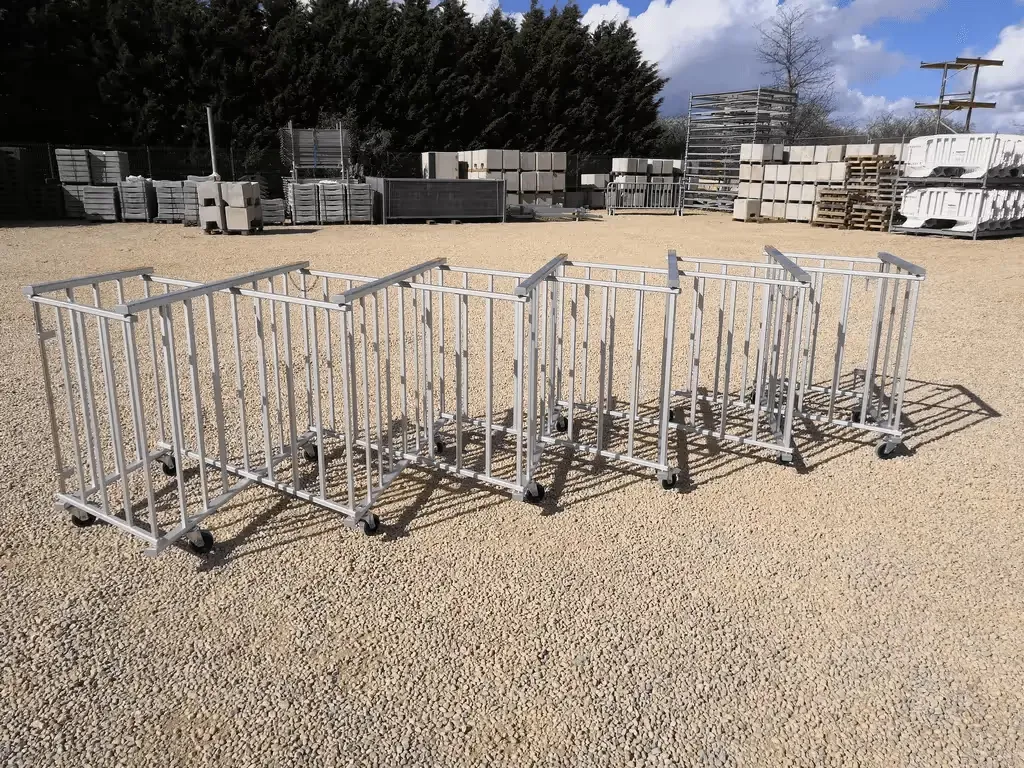 Barrière extensible en aluminium déployée, idéale pour sécuriser temporairement un accès ou une zone.