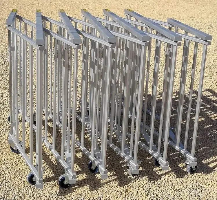 Barrière extensible repliée en aluminium, compacte et facile à transporter pour un usage mobile.