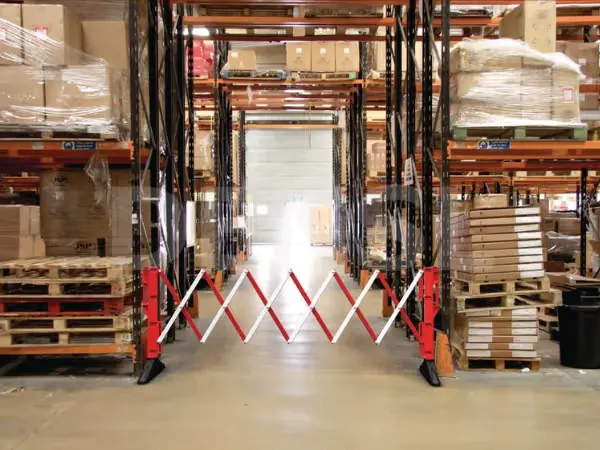 Barrière extensible en plastique déployée, idéale pour bloquer un accès ou signaler un danger.