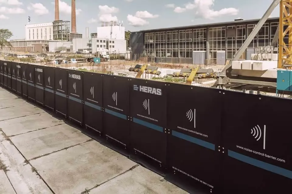 Bâche anti-bruit installée sur une clôture type Heras pour limiter la propagation du bruit sur un chantier.