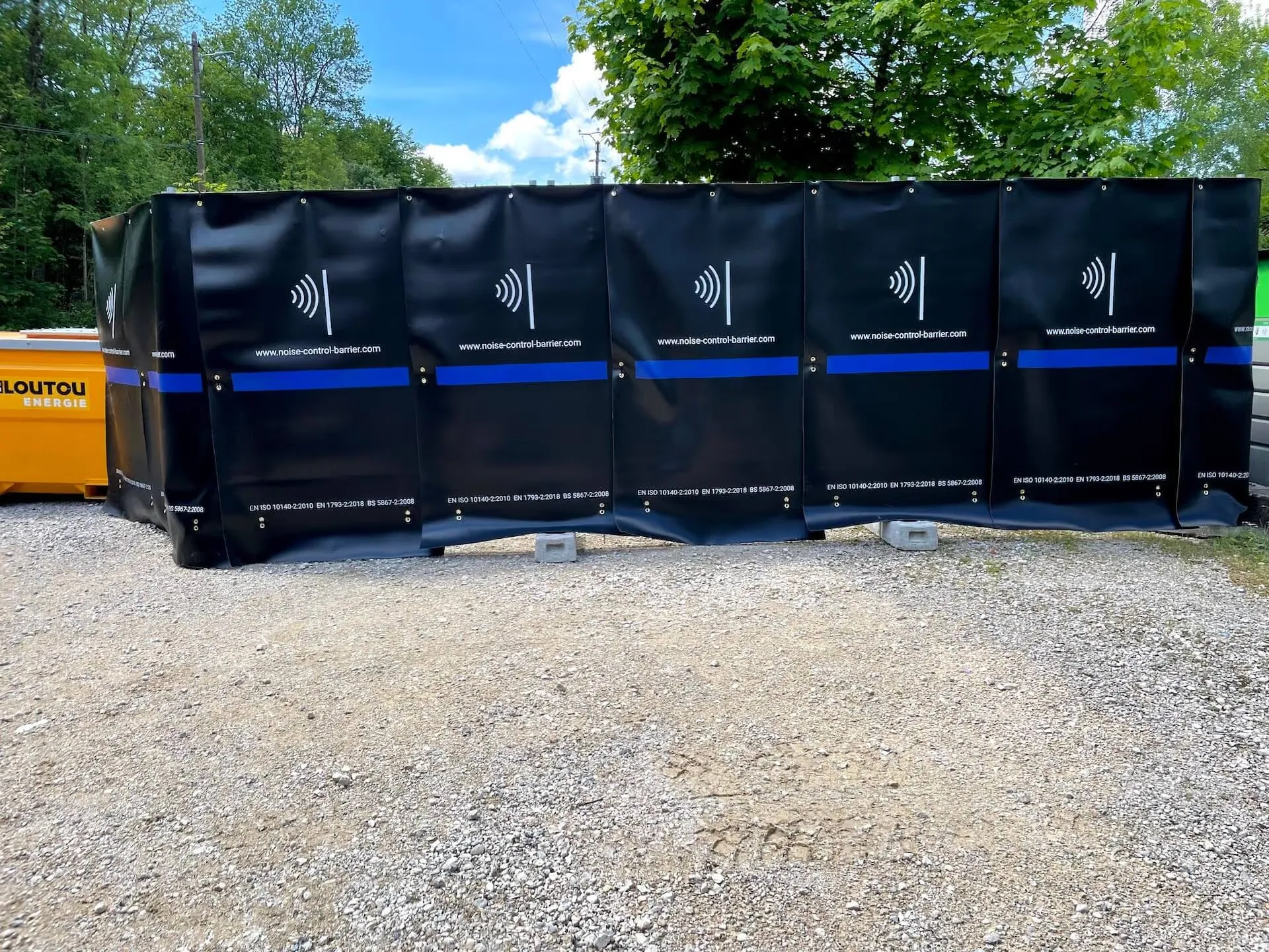 Clôtures de chantier équipées de bâches acoustiques pour atténuer le bruit en environnement urbain.