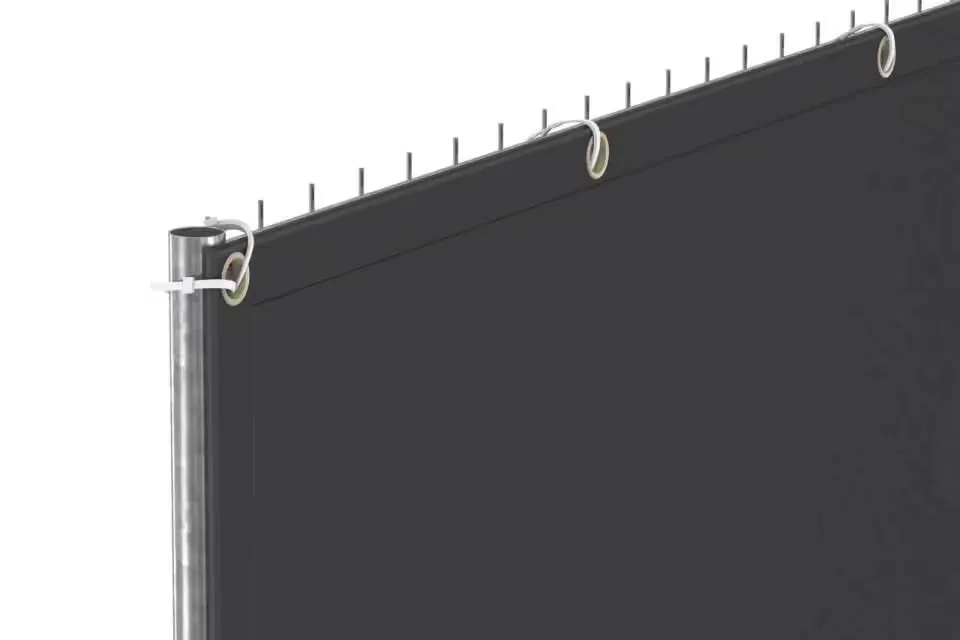 Bâche noire d’occultation tendue sur une clôture pour cacher un espace de travaux.