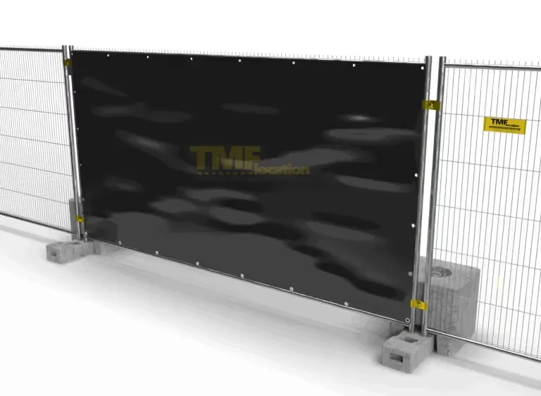 Bâche noire de protection installée sur une clôture métallique avec plots béton.
