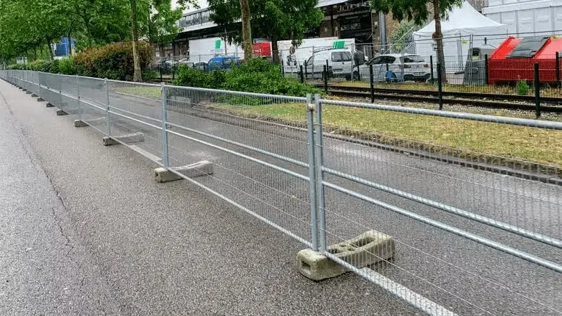 Clôtures basses installées lors d’un événement pour organiser et canaliser le public.