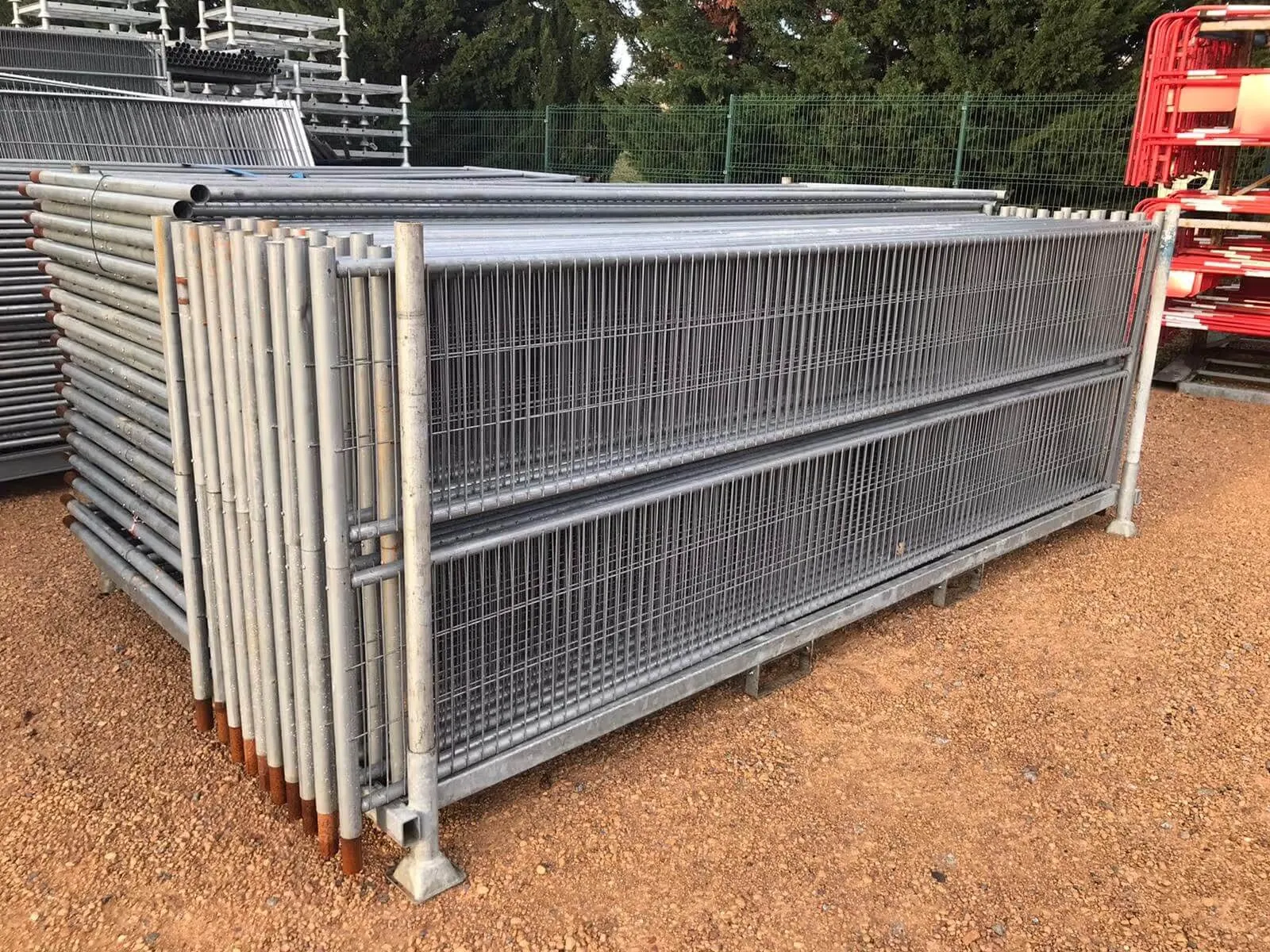 Clôture basse utilisée sur un chantier ou un événement pour délimiter une zone.