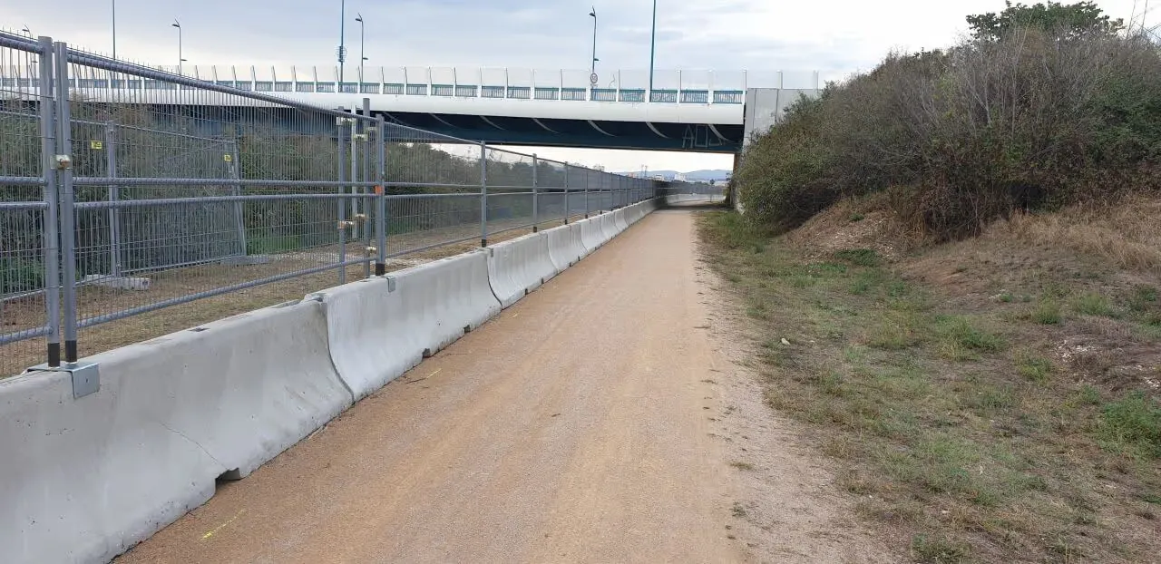 Panneau de clôture basse métallique pour gestion de flux piétons.