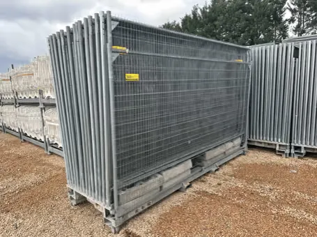 Rack de stockage contenant plusieurs panneaux de clôture M500 empilés.