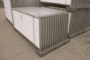 Rack de stockage contenant des clôtures basses bardées empilées.