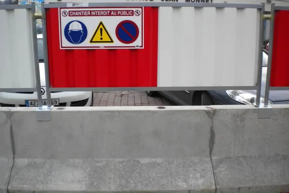 Barrière opaque type GBA utilisée pour occulter et sécuriser une zone de chantier.