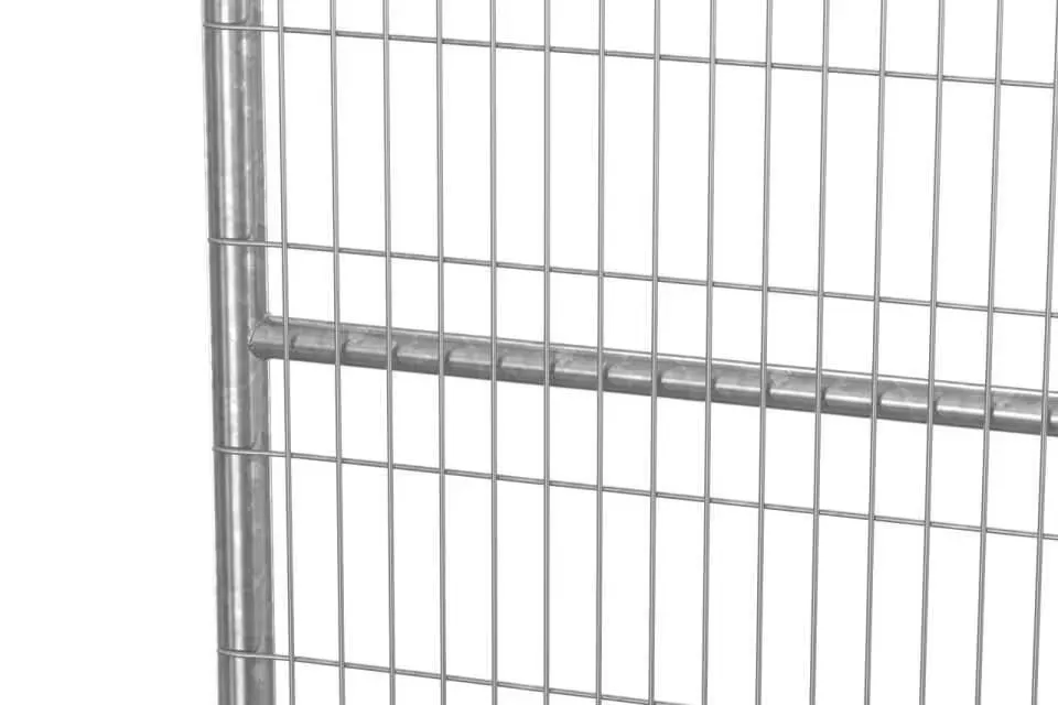 Clôture haute temporaire M550 installée pour sécuriser un chantier ou un site événementiel.Clôture anti-escalade M550 à maille fine, conçue pour empêcher toute intrusion sur un site sécurisé.