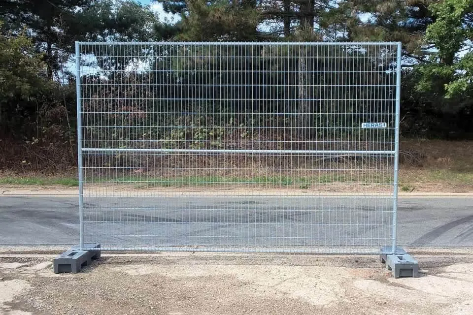 Clôture haute temporaire M550 installée pour sécuriser un chantier ou un site événementiel.