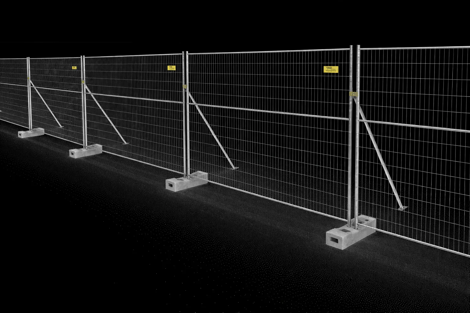 Clôture Heras haute M550 avec renforts inclinés et plots béton, utilisée pour sécuriser un périmètre sensible.
