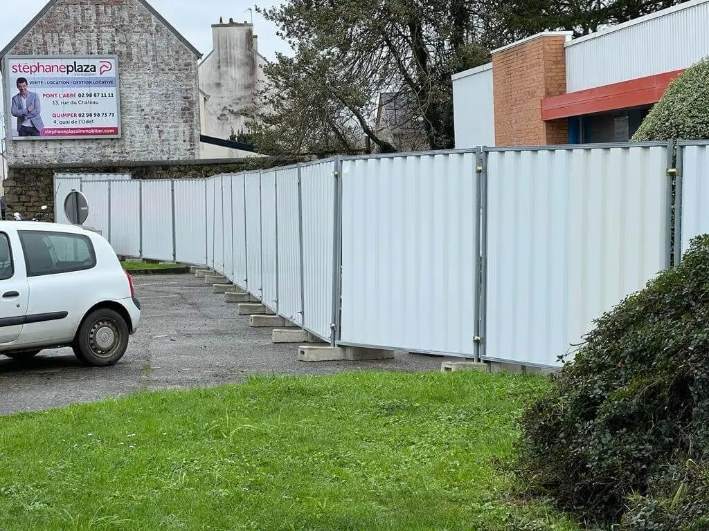 Palissade opaque de chantier M800 offrant une protection visuelle et sécuritaire renforcée.