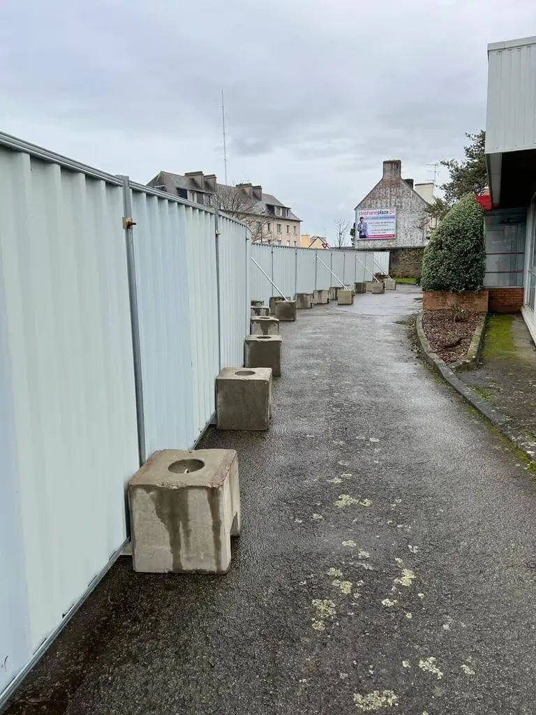 Clôture bardée métallique M800 installée pour protéger un chantier et limiter la visibilité.