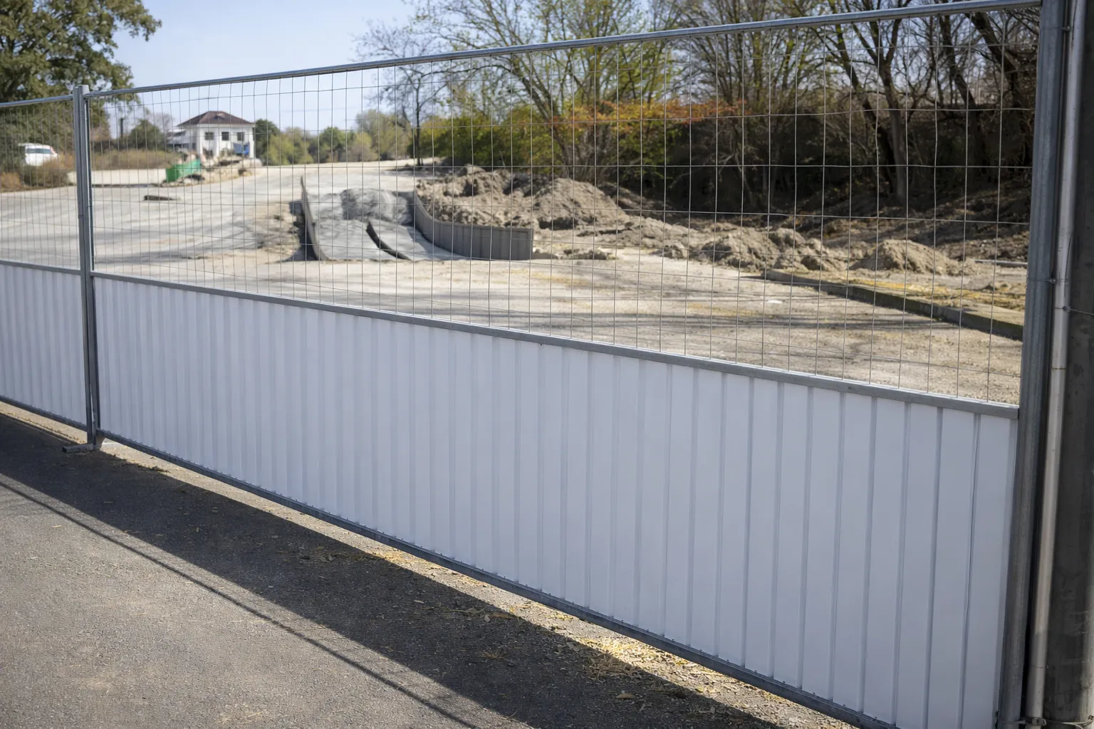 Clôture M830 semi-opaque combinant panneau plein en bas et grillage en haut pour protection et visibilité.