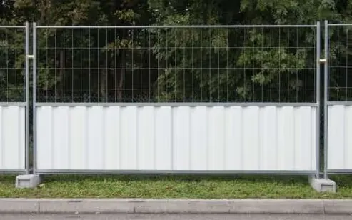 Clôture semi-bardée M830 installée pour sécuriser un chantier tout en conservant de la visibilité.