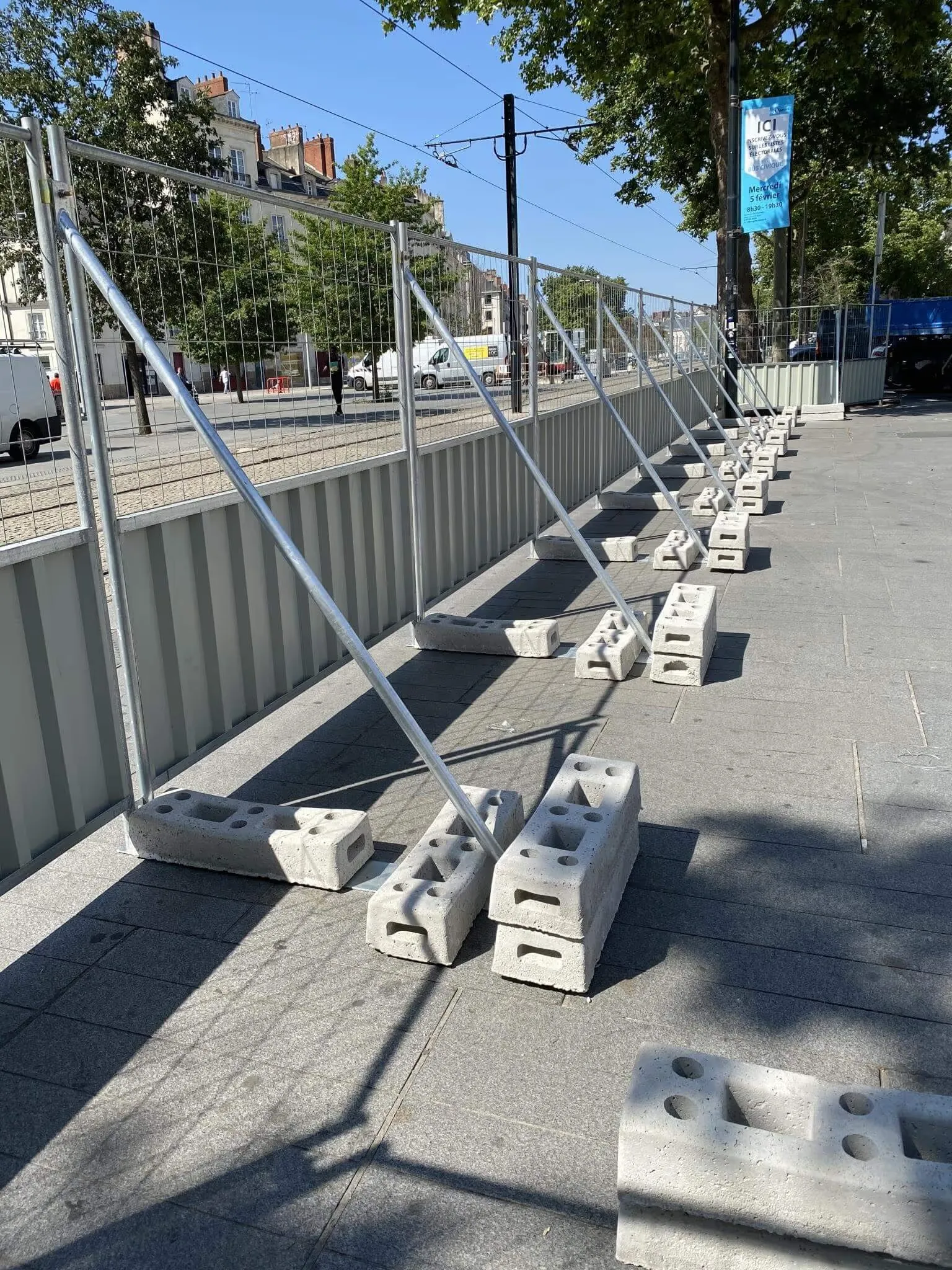 Clôture semi-bardée M825 installée pour délimiter et protéger une zone de travaux.