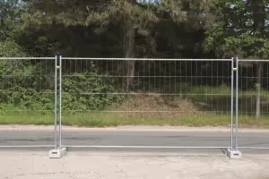 Clôture Heras M350 à maille large, idéale pour sécuriser un site avec un budget réduit.