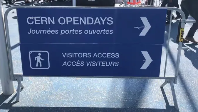 Housse de signalisation fixée sur une barrière pour informer et orienter le public.