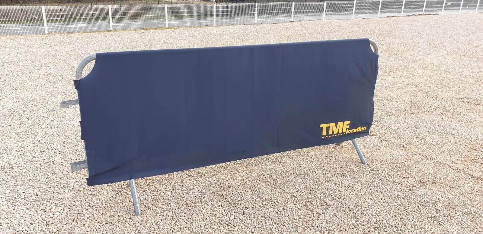 Housse de barrière utilisée comme support de communication visuelle sur site.