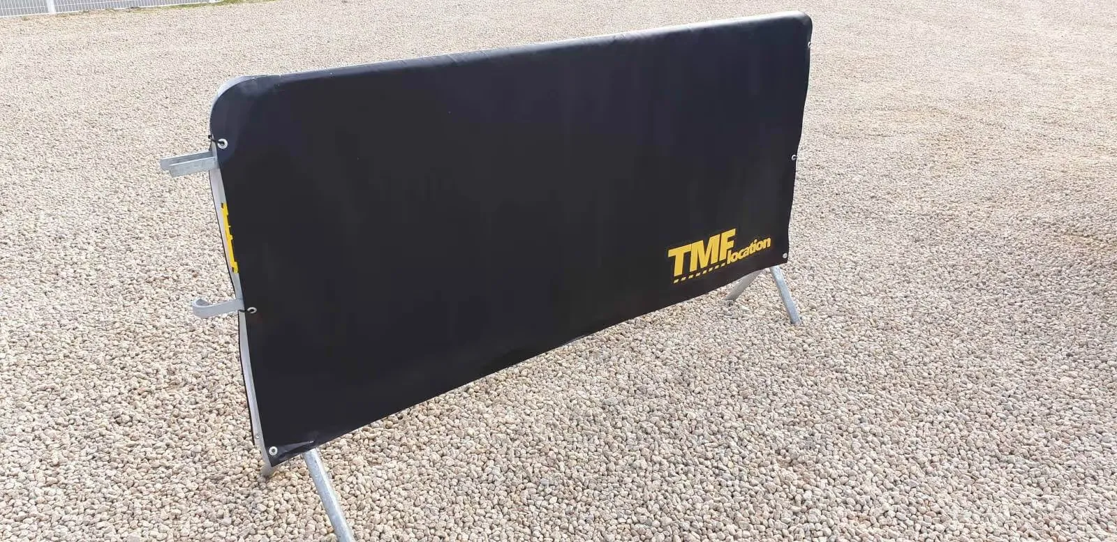 Bâche personnalisable installée sur une barrière pour affichage de message ou publicité.