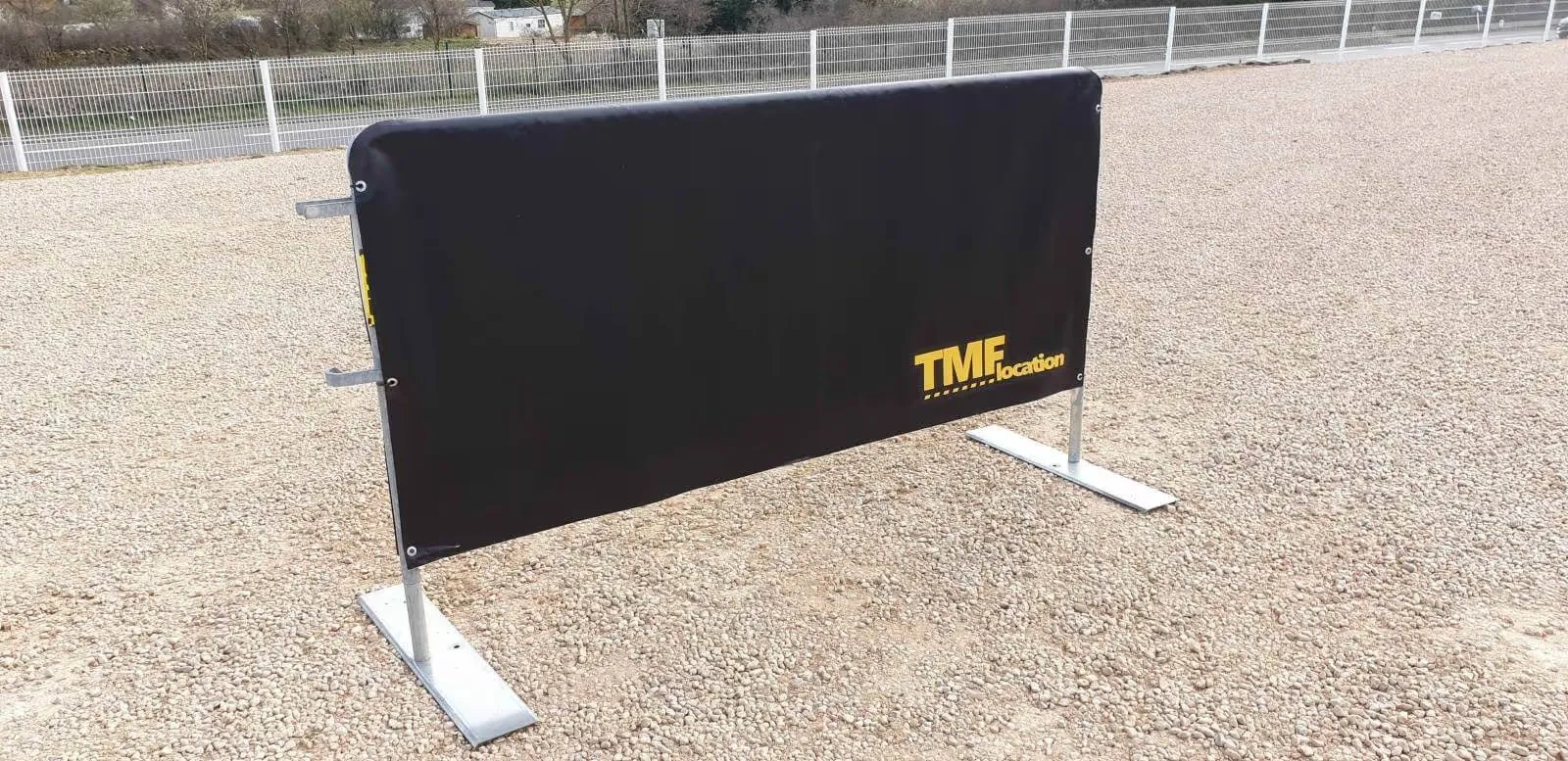 Housse de barrière utilisée comme support de communication visuelle sur site.