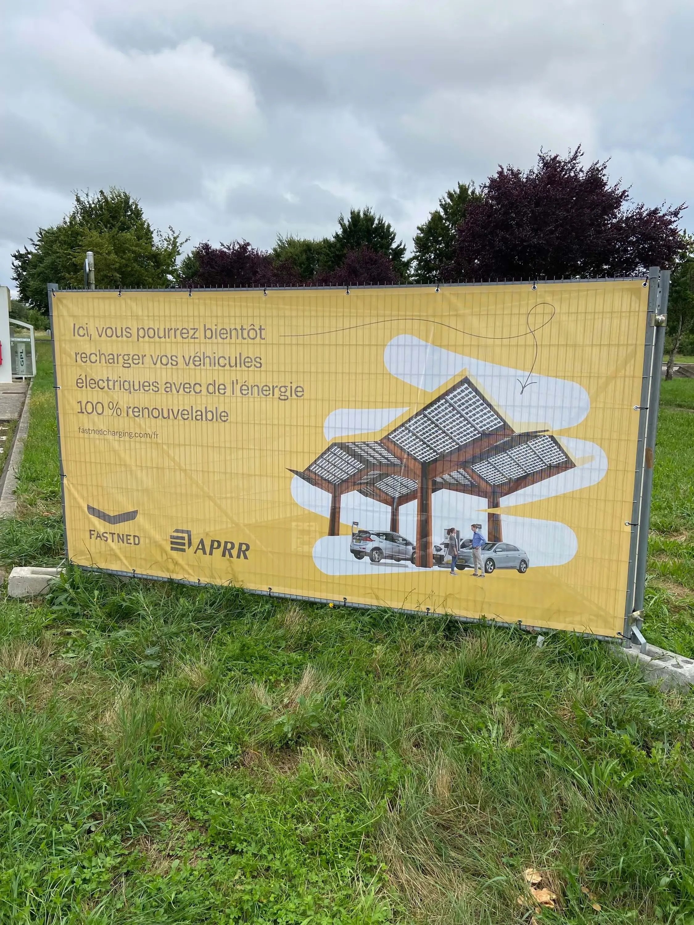 Bâche promotionnelle avec visuel client utilisée pour communiquer lors d’un événement.