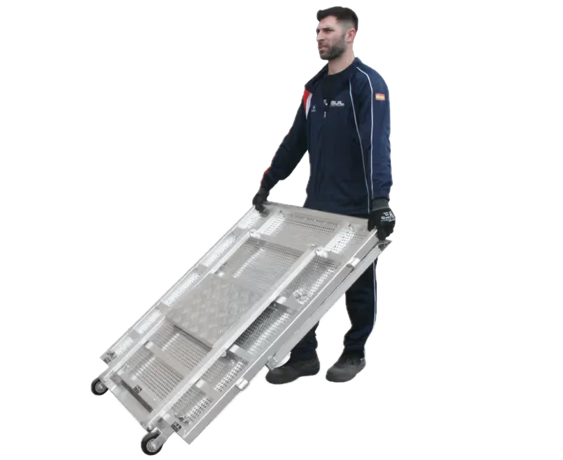 Manipulation une barrière crash en aluminium équipée de roulettes pour un transport facile.